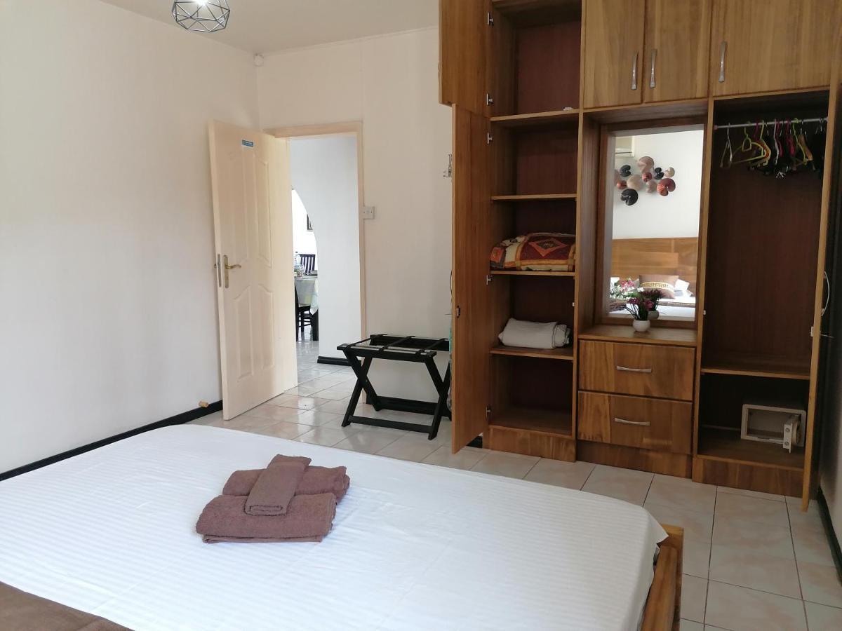 Les Camelias Ground Floor Apartment Flic en Flac Luaran gambar